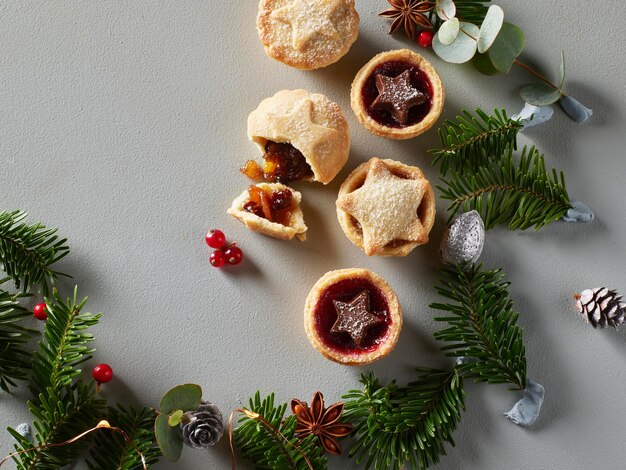 Torta di Natale al cioccolato decorata con fichi, uva, noci e rosmarino, copia spazio per il tuo testo