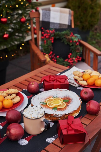 Torta di Natale, cacao con marshmallow e tavola. Priorità bassa dell'albero di Natale. Rimorchio mobile furgone, casa mobile, terrazza. Festa di Capodanno. Vacanze invernali. Mattina di Natale.