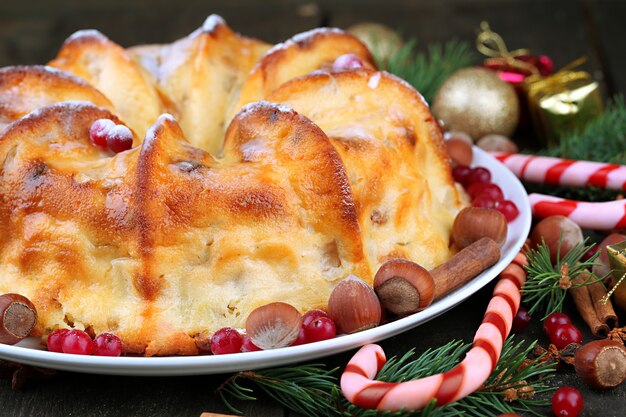 Torta di Natale casalinga saporita, su superficie di legno grigia