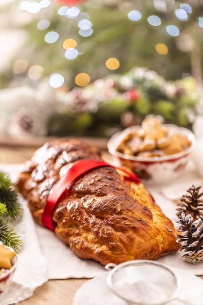 Torta di Natale ceca tradizionale Vanocka su un tavolo festivo davanti a un albero di Natale