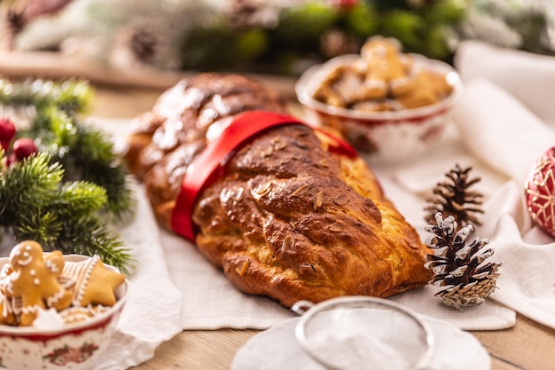 Torta di Natale ceca tradizionale Vanocka su un tavolo festivo davanti a un albero di Natale