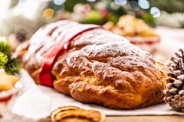 Torta di Natale ceca tradizionale Vanocka su un tavolo festivo davanti a un albero di Natale