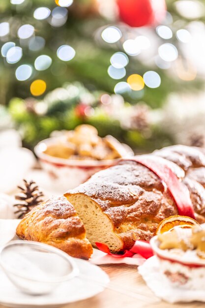 Torta di Natale ceca tradizionale Vanocka su un tavolo festivo davanti a un albero di Natale