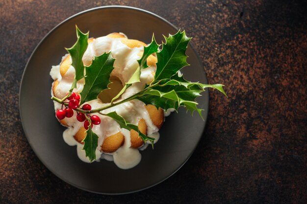 Torta di natale con deco sul tavolo