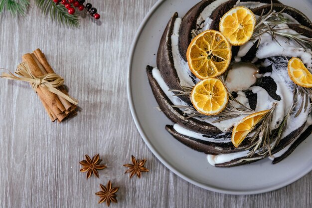 Torta di Natale con decorazioni natalizie