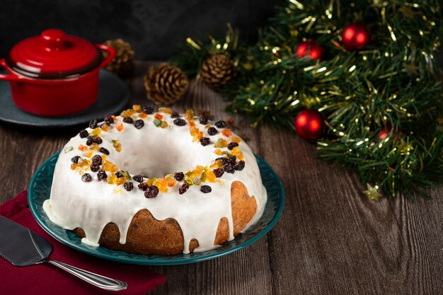 Torta di Natale con fondente e frutta candita.