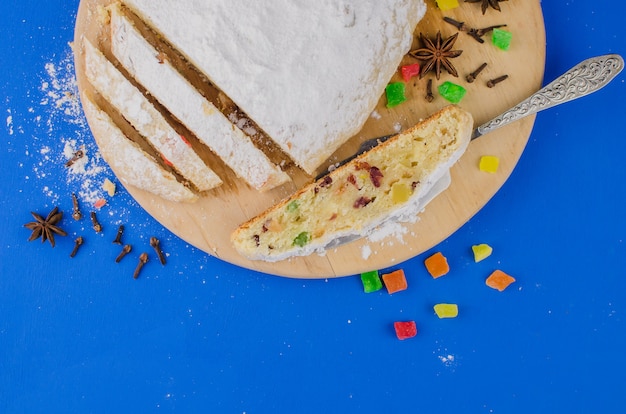 Torta di Natale con frutta su sfondo blu.