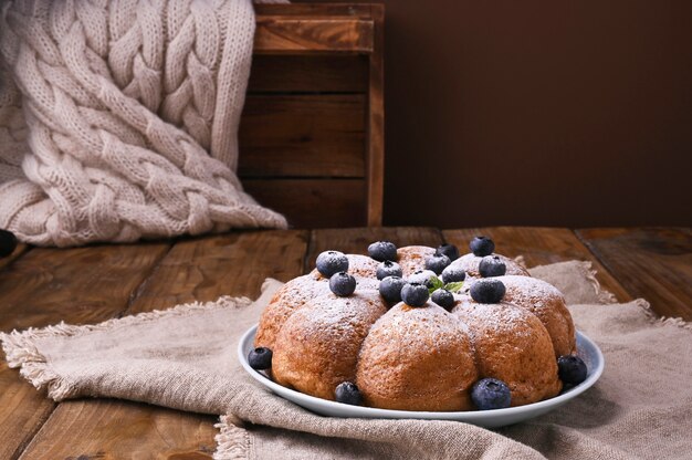 Torta di Natale con frutti di bosco e zucchero a velo