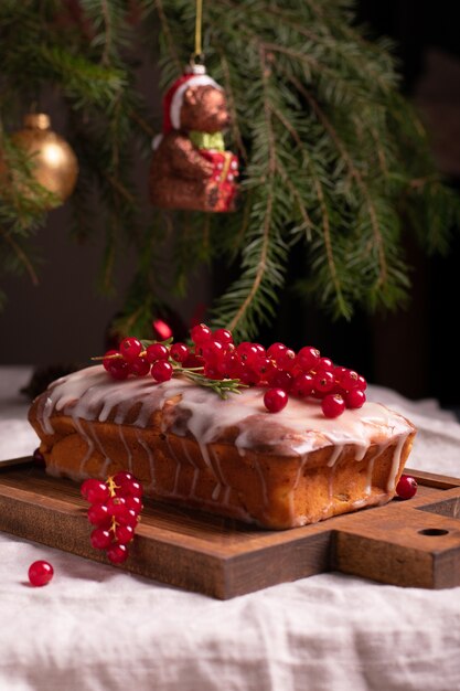 Torta di Natale con ribes rosso sul tavolo