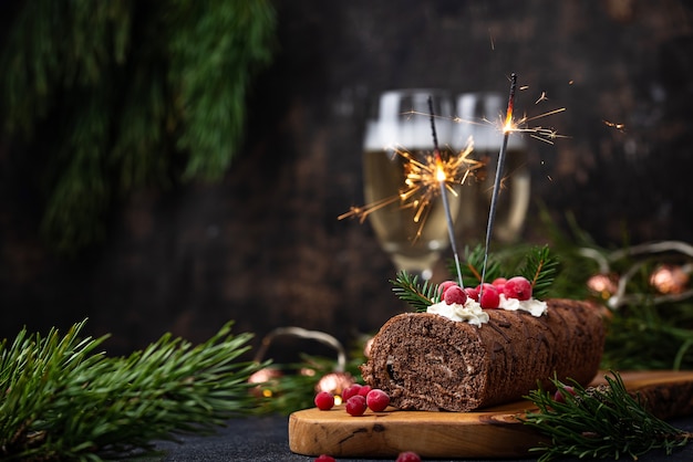Torta di Natale festosa rotolo di cioccolato con sparkler