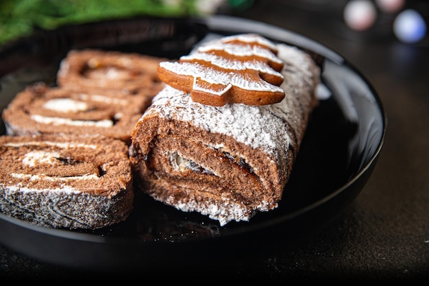 Torta di Natale rotolo al cioccolato pasto di capodanno dessert dolce sul tavolo spazio copia cibo