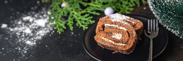 Torta di natale rotolo cioccolato crema bianca capodanno spuntino sul tavolo spazio copia cibo