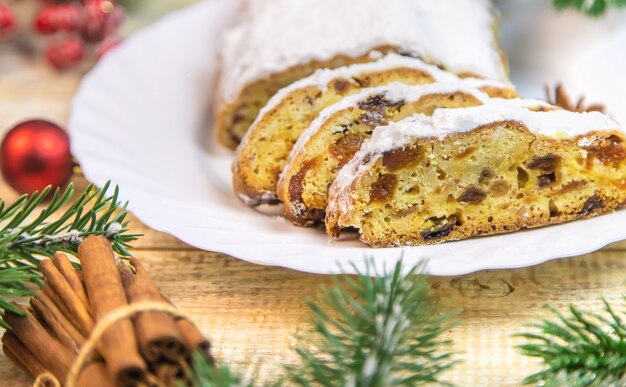 Torta di Natale Stollen sul tavolo. Messa a fuoco selettiva. Cibo.