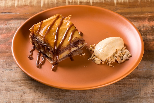 torta di nocciole, guava con crumble