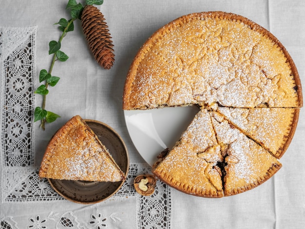 Torta di noci chiusa svizzera fatta in casa con mandorle e noci