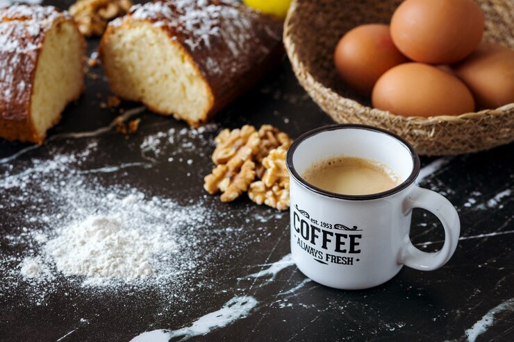 Torta di noci fatta in casa e ingredienti con caffè