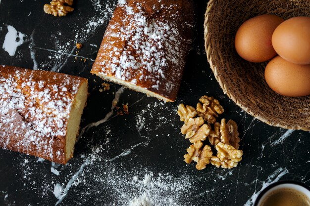 Torta di noci fatta in casa e ingredienti con caffè