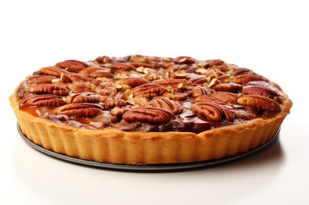 Torta di noci pecan tradizionale per il giorno del ringraziamento isolato su sfondo bianco