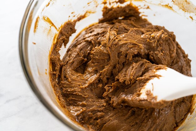 Torta di pan di zenzero con ripieno di caramello