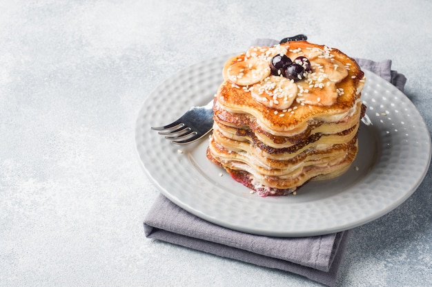 Torta di pancake con sciroppo di banane e bacche