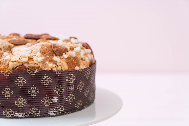 torta di pane all&#39;uvetta con mandorle