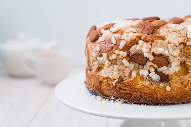 torta di pane all&#39;uvetta con mandorle