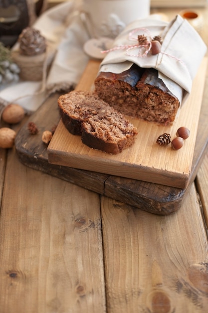 Torta di pane con noci e cioccolato su una tavola di legno