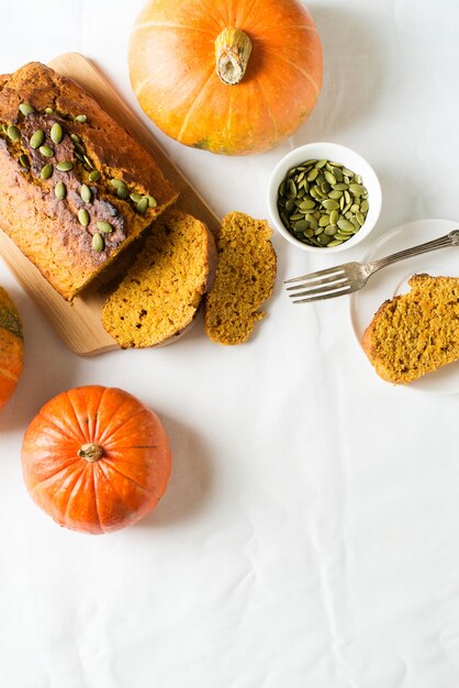 Torta di pane di zucca fatta in casa su sfondo bianco. Ringraziamento e tema autunnale