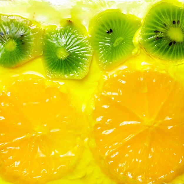 Torta di panna acida di frutta con kiwi e arance closeup