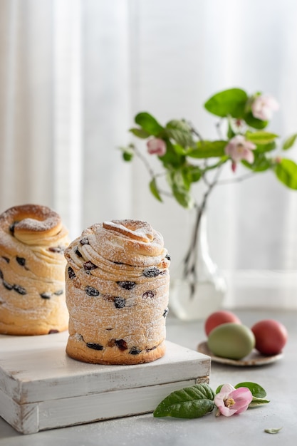 Torta di Pasqua a strati Cruffin con frutta candita