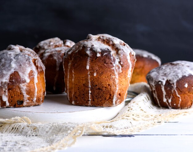 Torta di Pasqua al forno con bordo in legno di glassa al limone bianco