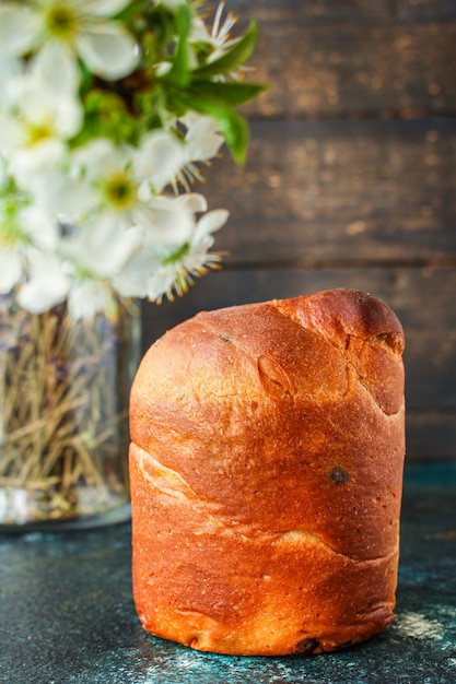 Torta di Pasqua celebrazione festosa tavolo arredamento tradizionale tratta