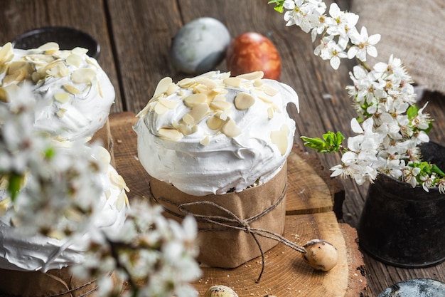 Torta di Pasqua con cioccolato bianco e mandorle su un tavolo di legno