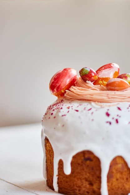 Torta di Pasqua con decorazione di uova di cioccolato su tavola di legno bianca la vacanza Buone vacanze di Pasqua