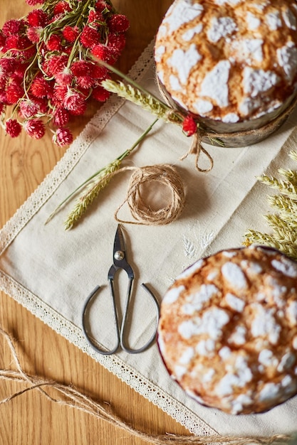 Torta di Pasqua con grano rustico della decorazione sulla tavola di legno la festa