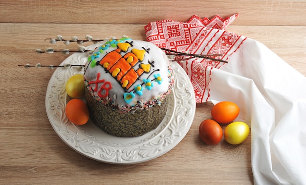 Torta di Pasqua con uova colorate e rametti di salice