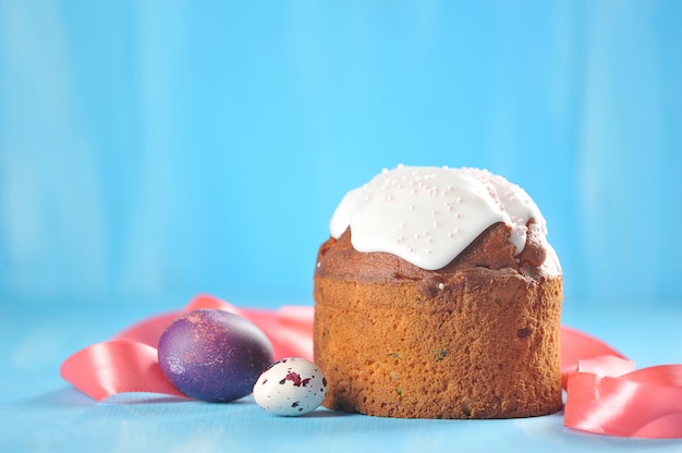 Torta di Pasqua con uova decorative