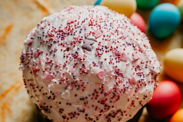 Torta di Pasqua con uova dipinte colorate per Pasqua