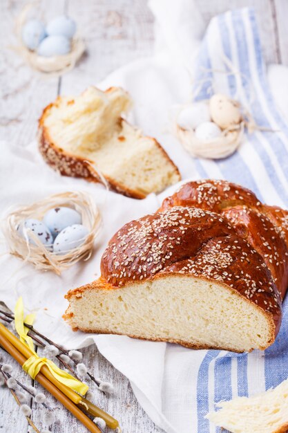 Torta di Pasqua con uova dipinte salice e candele.