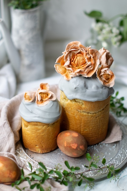 Torta di Pasqua con uovo di Pasqua e fiori secchi