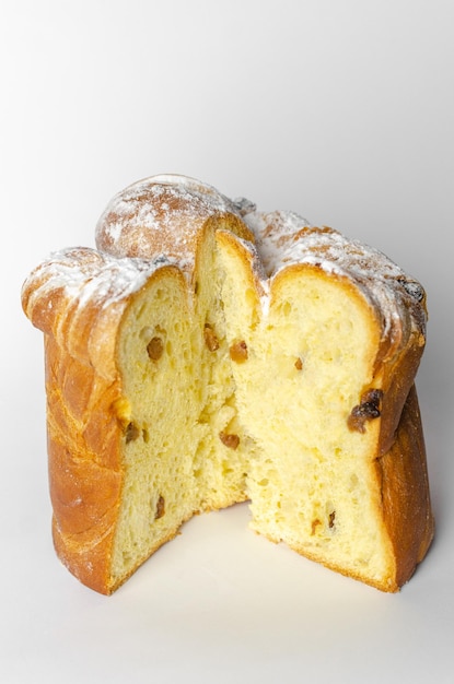 Torta di Pasqua con uvetta su sfondo bianco