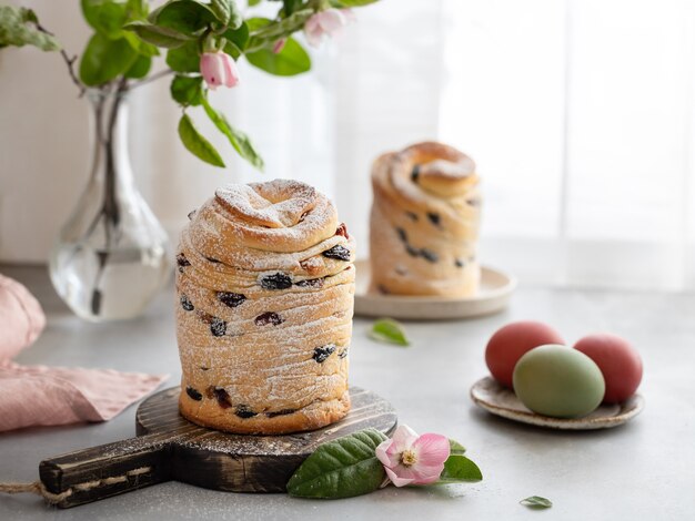 Torta di Pasqua Cruffin e uova dipinte, ramo sbocciante