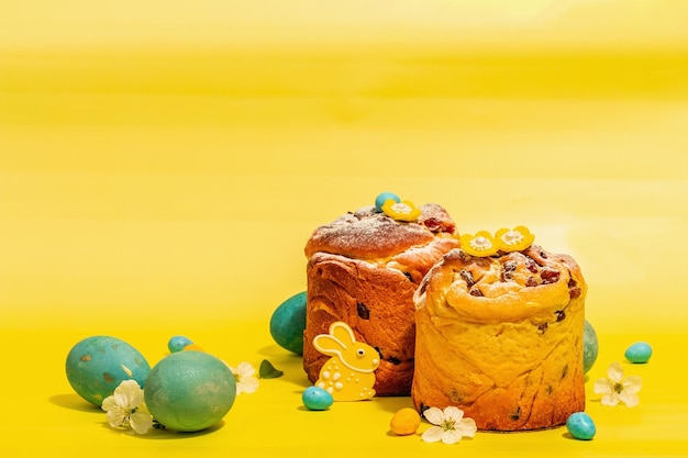 Torta di Pasqua Cruffin o kulich di pane dolce e uova dipinte tradizionali Cottura e fiori di ciliegio