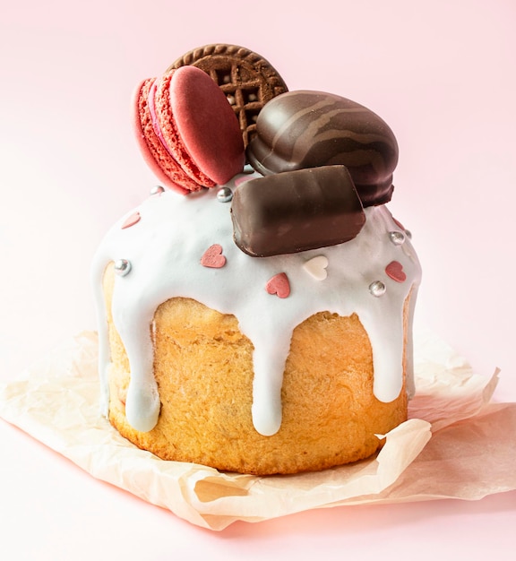 Torta di Pasqua decorata con cioccolato e biscotti Torta tradizionale di Pasqua