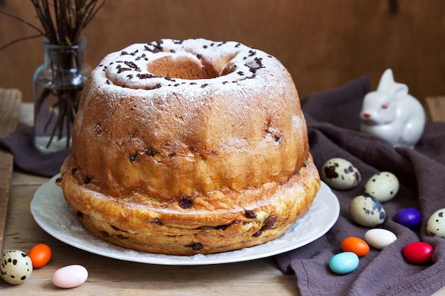 Torta di Pasqua di Reindling, tedesca e austriaca nella decorazione di pasqua. Stile rustico.