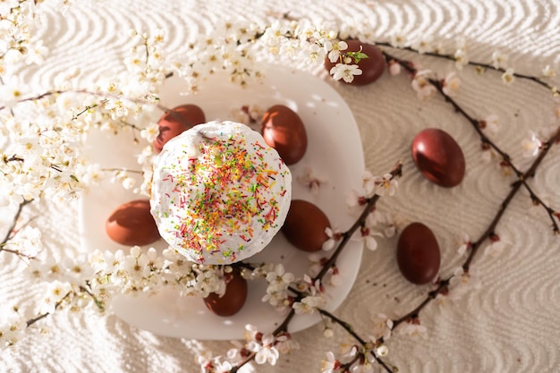 Torta di Pasqua e ramo di fioritura delle uova dipinte