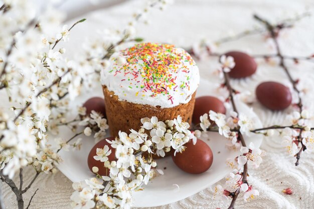 Torta di Pasqua e ramo di fioritura delle uova dipinte