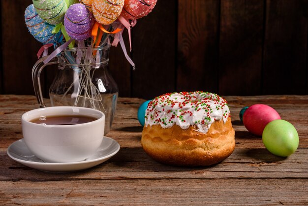 Torta di Pasqua e uova colorate con una tazza di tè