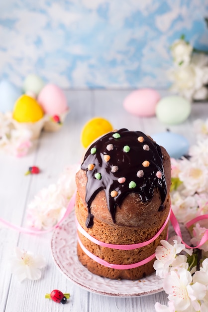 Torta di Pasqua e uova colorate o