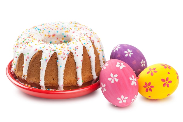 Torta di Pasqua e uova colorate su bianco